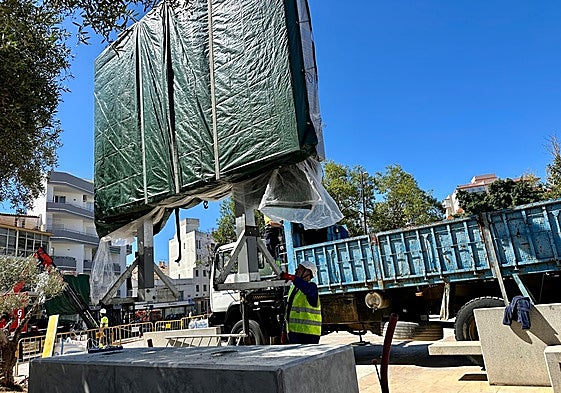 Installation der Tafeln auf der Plaza de España.