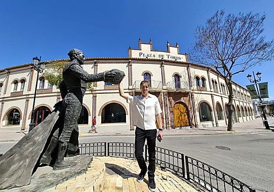Marc Skarman, der derzeitige Eigentümer der Stierkampfarena in Fuengirola, posiert neben der Skulptur des Stierkämpfers Antonio José Galána.