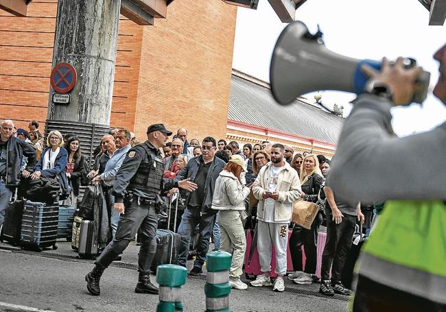 Dutzende von Menschen warten am Montag letzter Woche rund um den Bahnhof Atocha.