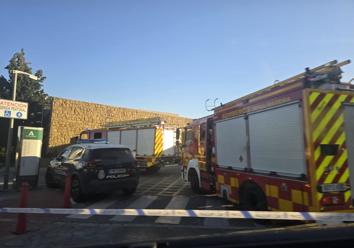 Die Feuerweht bei ihrem Einsatz in dem Krankenhaus.