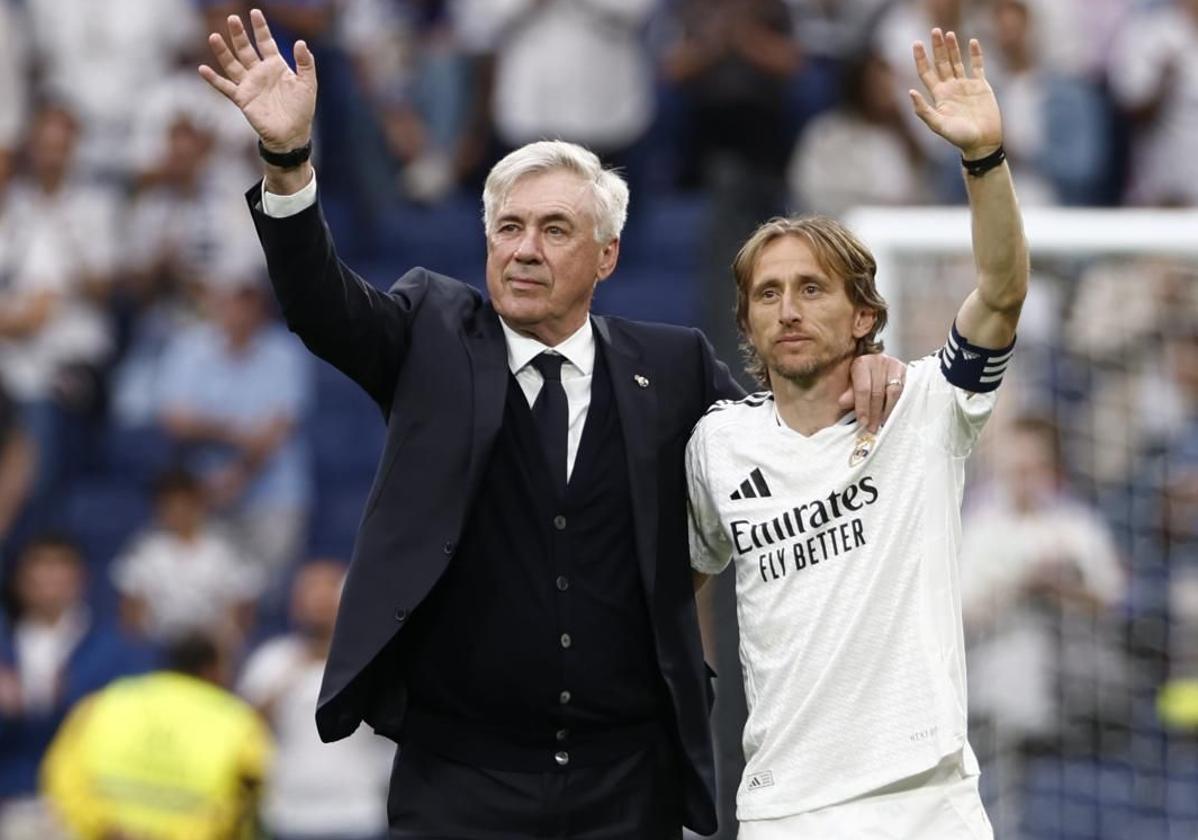 Madrids Trainer Carlo Ancelotti und Luka Modrić am Samstag im StadionSantiago Bernabéu in Madrid.