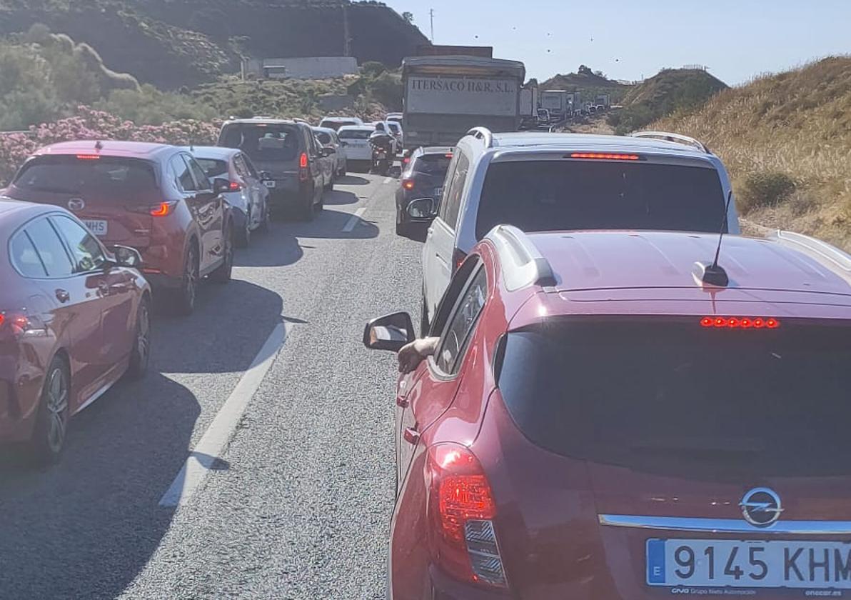Zwei Schwerverletzte und mehrere Kilometer Stau nach Zusammenstoß zweier Autos auf der A-7 bei Vélez-Málaga