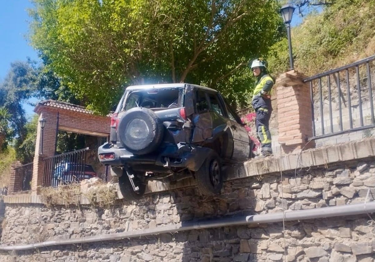 Mann stirbt, als sein Auto in Sayalonga einen 20 Meter tiefen Abgrund hinunterstürzt