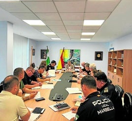 Einsatzbesprechung im Hauptrevier der Ortspolizei.
