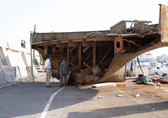 Teile des Schiffes sind bereits an Land.