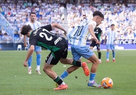 Larrubia versucht, Íñigo Córdoba während des Spiels gegen Burgos zu entkommen.