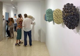 Besucher begutachten die außergewöhnlichen Keramiken bei der Eröffnung der Ausstellung.