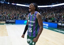 Perry feiert den Sieg über Barcelona.