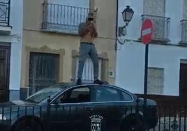 Der Mann bei einem seiner makrabren Scherze.