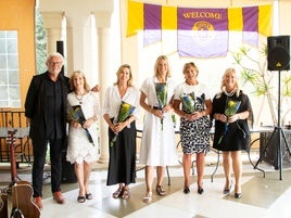 Der Lions-Club-Vorsitzende Wolfgang Stephan verschenkte blaue und gelbe Rosen an das Orgateam.