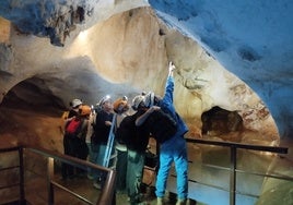 Besucher in der Cueva del Tesoro.