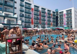 Schwimmbad des Hotels Ritual bie voller Auslastung.