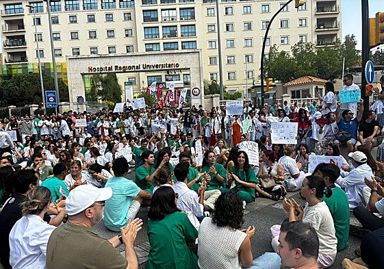 Die Demonstranten vor dem Regionalkrankenhaus (alter Name: Hospital Carlos Haya).