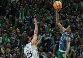 Carter überragt Llull, um auf den Korb zu schießen.