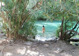 Kristallklares, türkis schimmerndes Nass im natürlichen Pool unterhalb der Höhle Cueva del Gato.