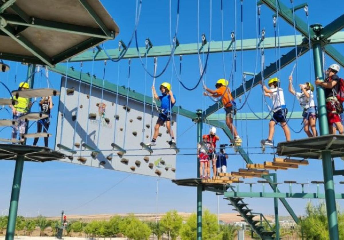 Aktivurlaub.Im Stadtzentrum können Sie an den Wochenenden den Multi-Adventure-Park besuchen.