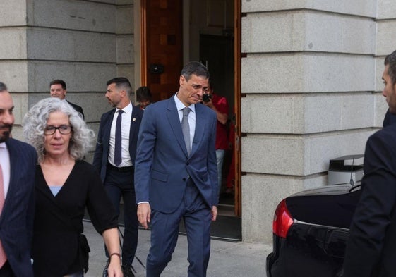 Sánchez beim Verlassen des Parlamentsgebäudes nach der Kontrollsitzung am Mittwoch.