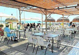 Terrasse einer Strandbar in Torremolinos.