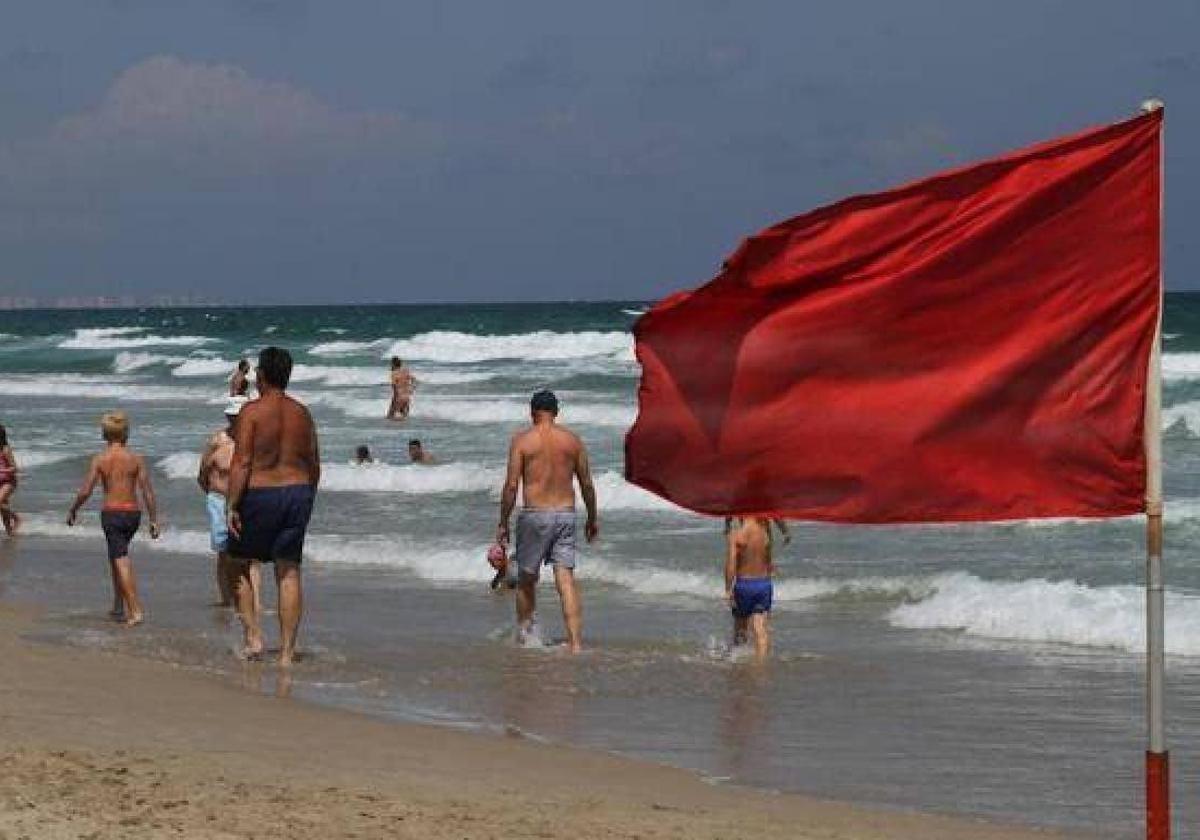 An den Stränden von Fuengirola weht die rote Flagge.