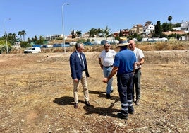 Der Bürgermeister mit dem Baustadtrat und Gemeindeangestellten auf dem Grundstück