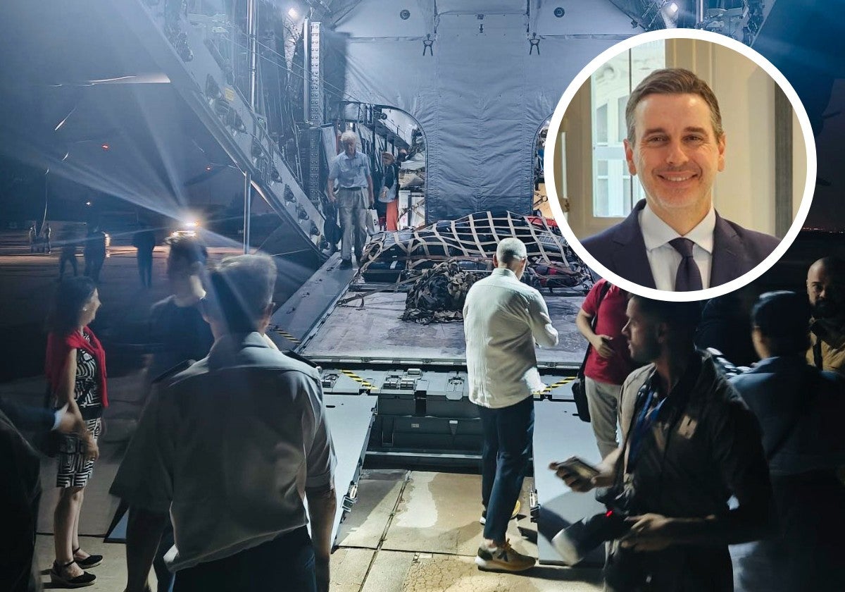 Ankunft der Evakuierten aus dem Iran . Im keinen Foto der Diplomat aus Malaga.