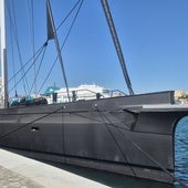 Die große Segelyacht Ravenger, im Megayachthafen des Hafens von Málaga.