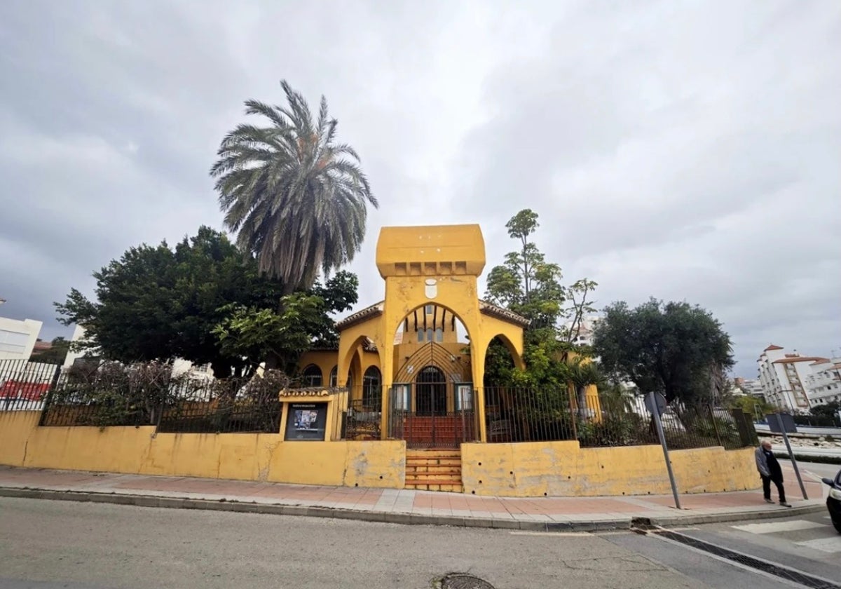 Das ehemaliges städtisches Fremdenverkehrsamt von Estepona in der Calle Torre Almenara, ganz in der Nähe des Hafens.