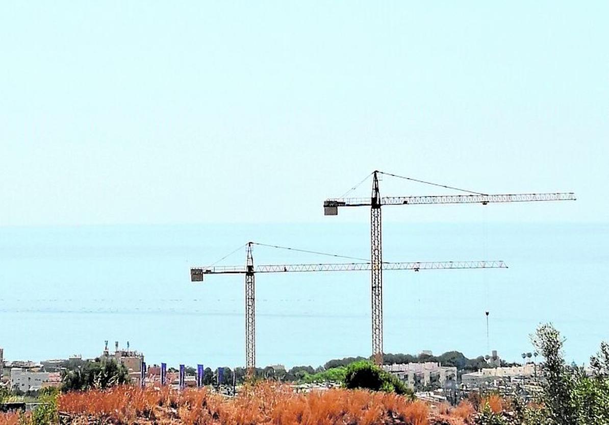 Baukräne zeugen von Aktivitität in Torremolinos.