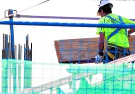 Arbeiter auf einer Baustelle in der Provinzhauptstadt.
