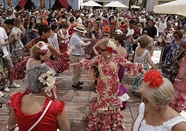 Auf der Feria von Málaga wird tagsüger im Zentrum gefeiert und getanzt.