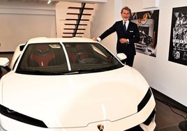 Stephan Winkelmann, Präsident und CEO des Unternehmens, neben einem der Exemplare.