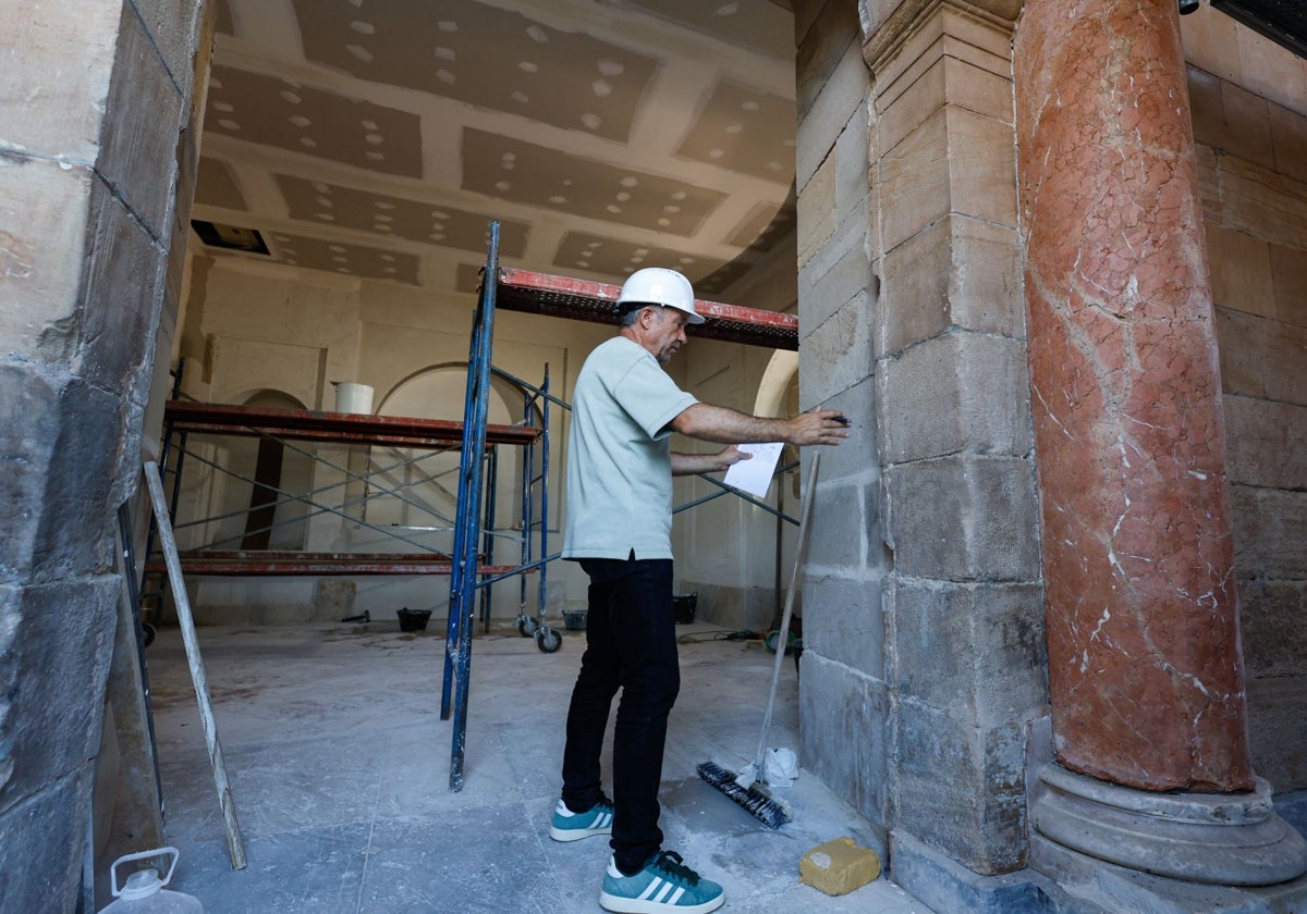 Im Zuge der Arbeiten kam auch der rosafarbene Ton der Fassadensäulen wieder zum Vorschein.