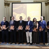 Der Präsident der Unicaja-Stiftung, José Manuel Domínguez, zusammen mit dem redaktionellen Koordinator des Berichts, José Lebrero, und Fachleuten, die an dem Bericht mitgewirkt haben.