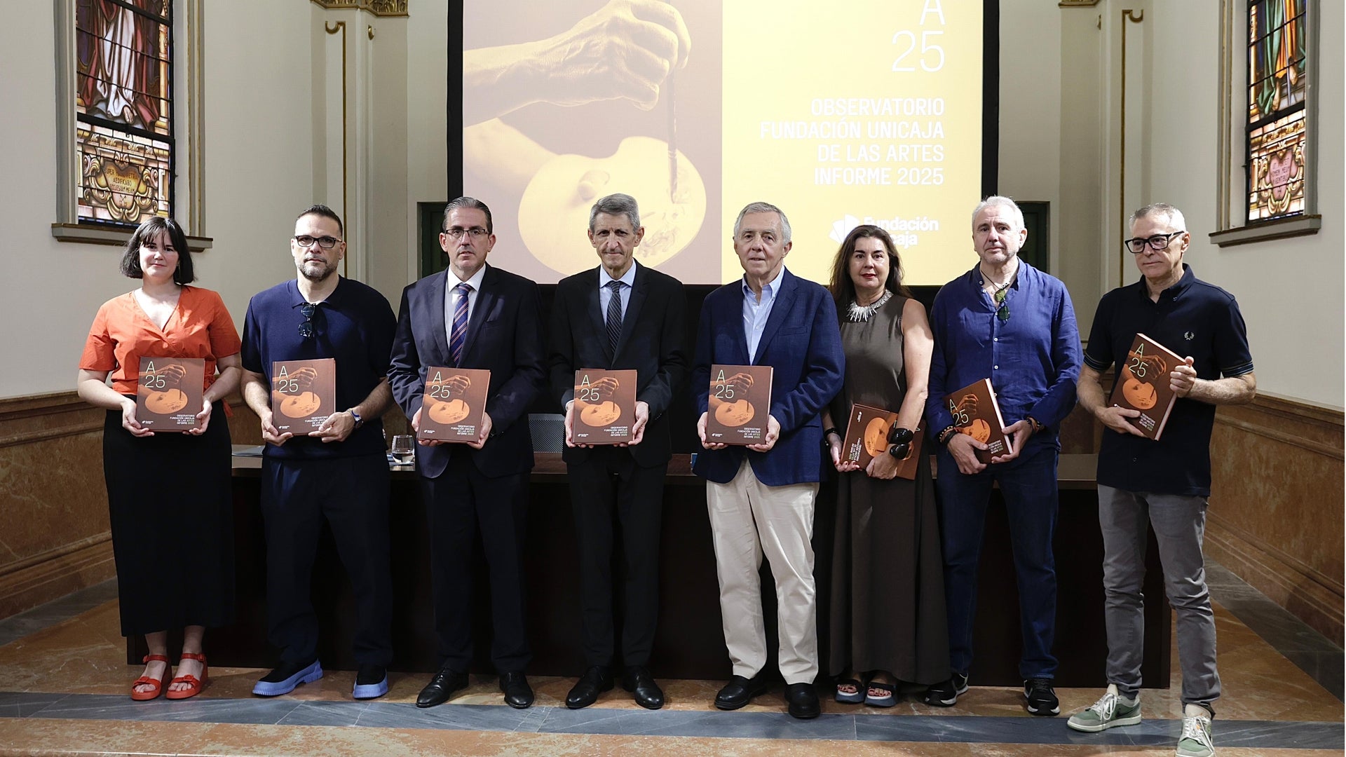 Der Präsident der Unicaja-Stiftung, José Manuel Domínguez, zusammen mit dem redaktionellen Koordinator des Berichts, José Lebrero, und Fachleuten, die an dem Bericht mitgewirkt haben.