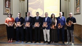 Der Präsident der Unicaja-Stiftung, José Manuel Domínguez, zusammen mit dem redaktionellen Koordinator des Berichts, José Lebrero, und Fachleuten, die an dem Bericht mitgewirkt haben.