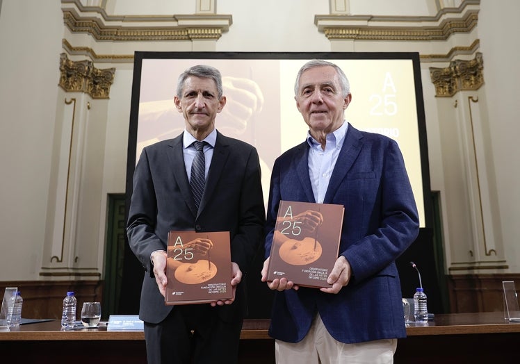José Manuel Domínguez und José Lebrero bei der Präsentation der Unicaja-Analyse.