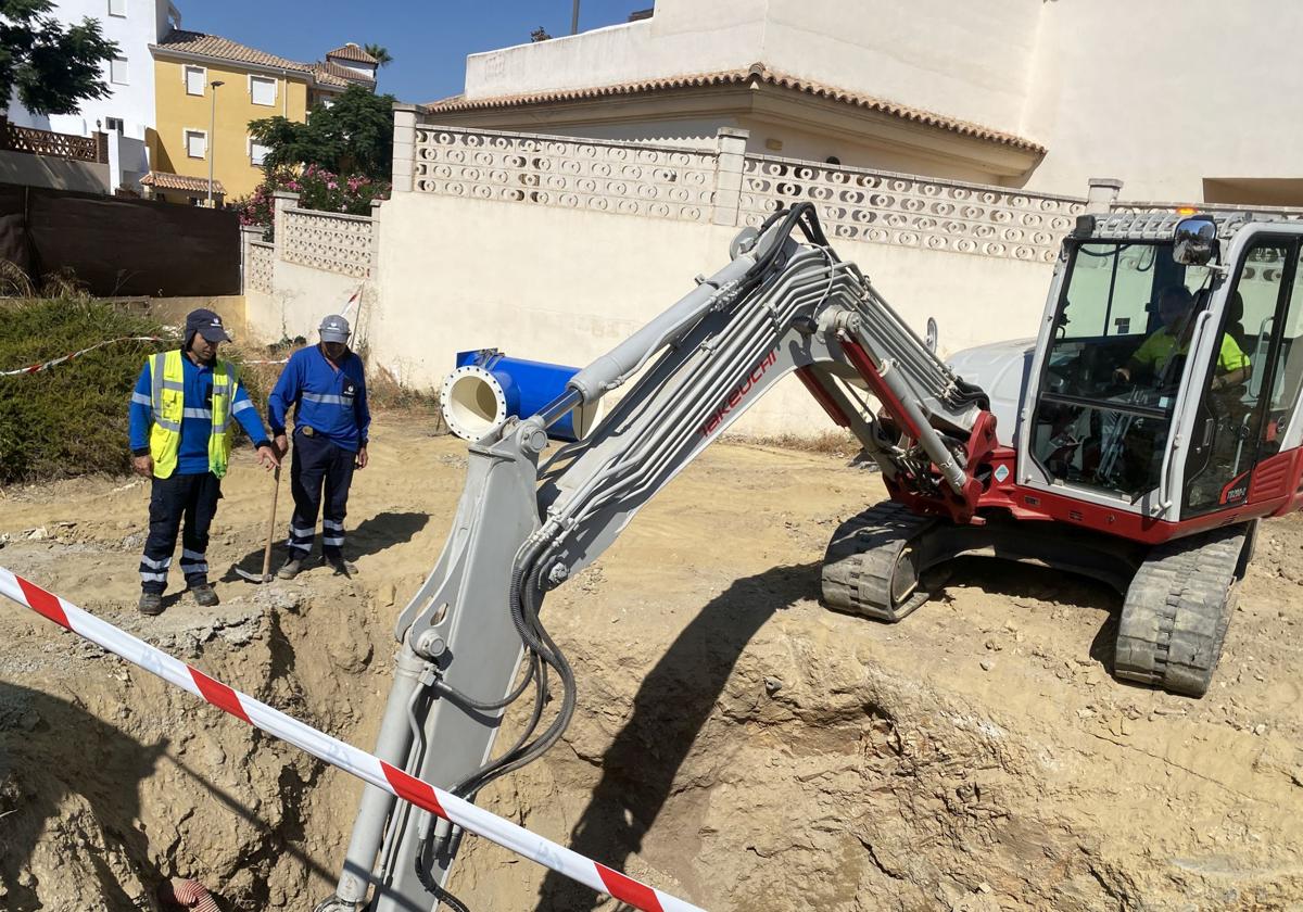 Arbeiter sind mit Notfallmaßnahmen beschäftigt.