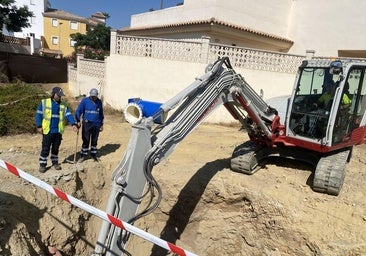 Arbeiter sind mit Notfallmaßnahmen beschäftigt.