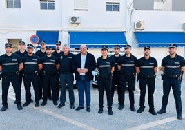 Bürgermeister Jesús Lupiáñez und der Polizeichef Rafael Mora mit den neuen Beamten.