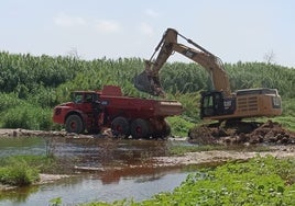 Die Arbeiten zum Abbau der künstlichen Furt über den Guadalhorce.