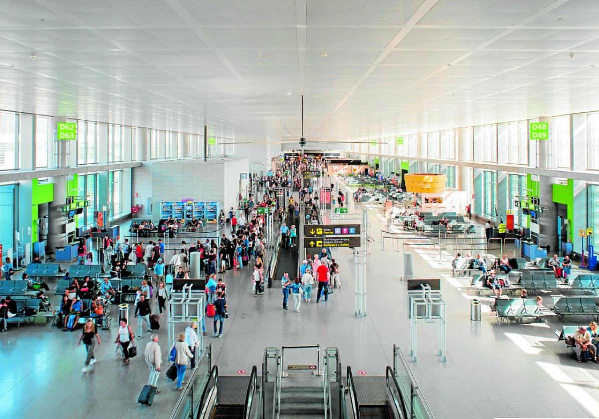 Blick auf einen Bereich der Flugsteige am Flughafen Málaga..