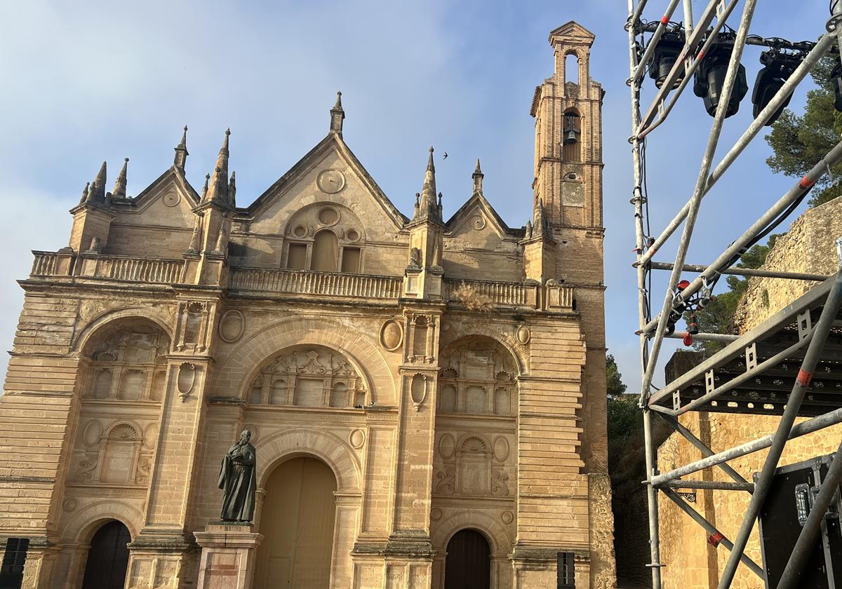 Die Fassade der alten Stiftskirche Santa Maria wird zur einer Phantasiereise um die Welt.
