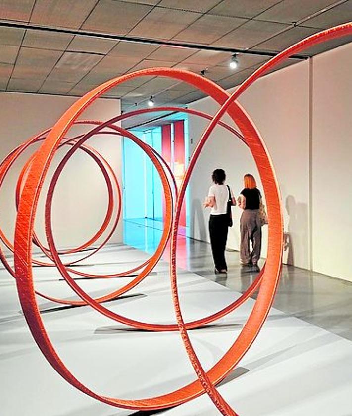 Imagen secundaria 2 - 1. Foto: Das als 'American Picnic' bekannte Werk von Juliette Roche.. 2. Foto: Ansicht eines Saales mit einem Werk von Yves Klein imVordergrund. 3. Foto: Ein Werk von Alice Anderson.