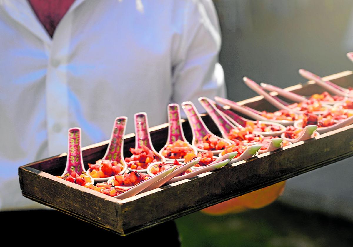 Ein Kellner serviert Snacks auf einem von einer Catering-Firma organisierten Event.