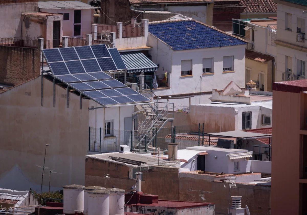 Installation von Photovoltaik auf einem Gebäude in der Stadt Málaga.