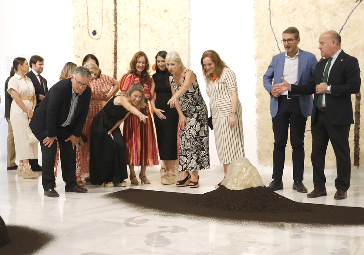 Kultusministerin Del Pozo (2.v.l) beim Besuch der temporären Ausstellung im bislang fertiggestellten Teil des Museums von Antequera.