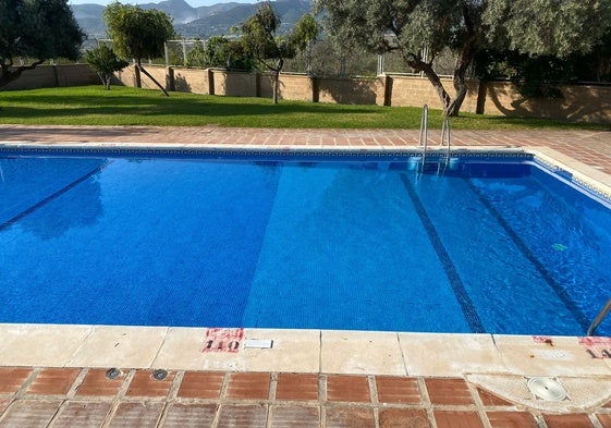 Das Wasser im Schwimmbad ist jetzt kristallklar, obwohl es am Beckenrand noch rote Flecken gibt.