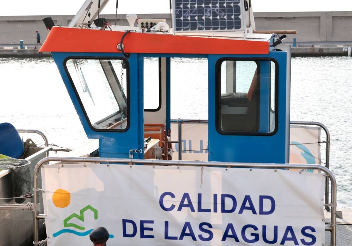 Auch Reinigungsboote bemühen sich in Müllschluckermanier entlang der Costa del Sol um eine gute Wasserqualität.