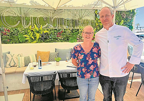 Magali und Sébastien auf der Terrasse ihres Restaurants.