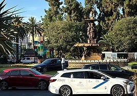 Spektakulärer Unfall in Málaga: Auto landet im Kreisverkehr auf der Plaza del General Torrijos